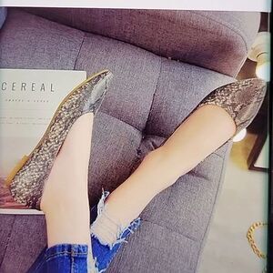SOFIA BY SOFIA VERGARA WOMEN"S GLOSSY FLAT SHOE